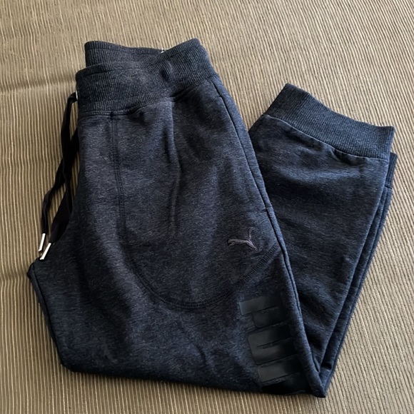 Puma sports cropped sweatpants. - Picture 1 of 9